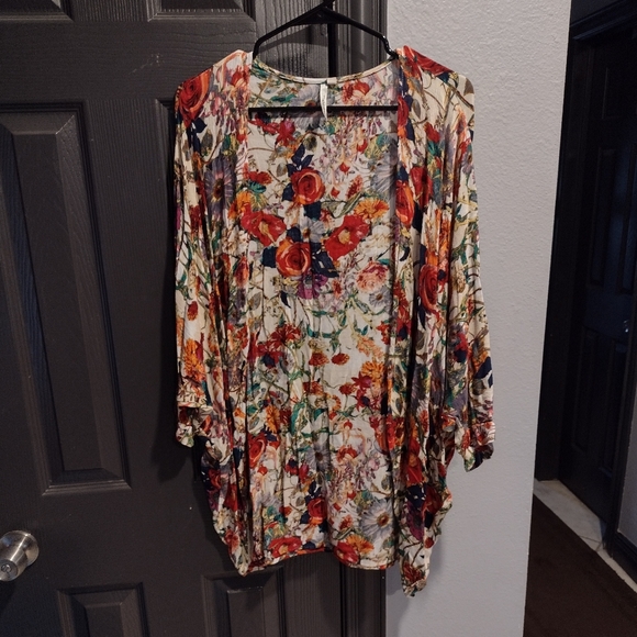 Like New Floral kimono - Picture 6 of 10